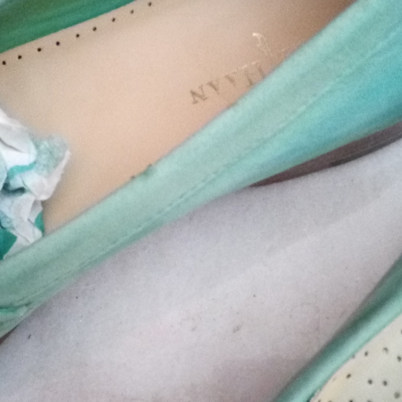 💥💕 LIKE NEW COLE HAAN,  SUPER COMFORTABLE CLASSIC LOAFERS - Picture 7 of 10